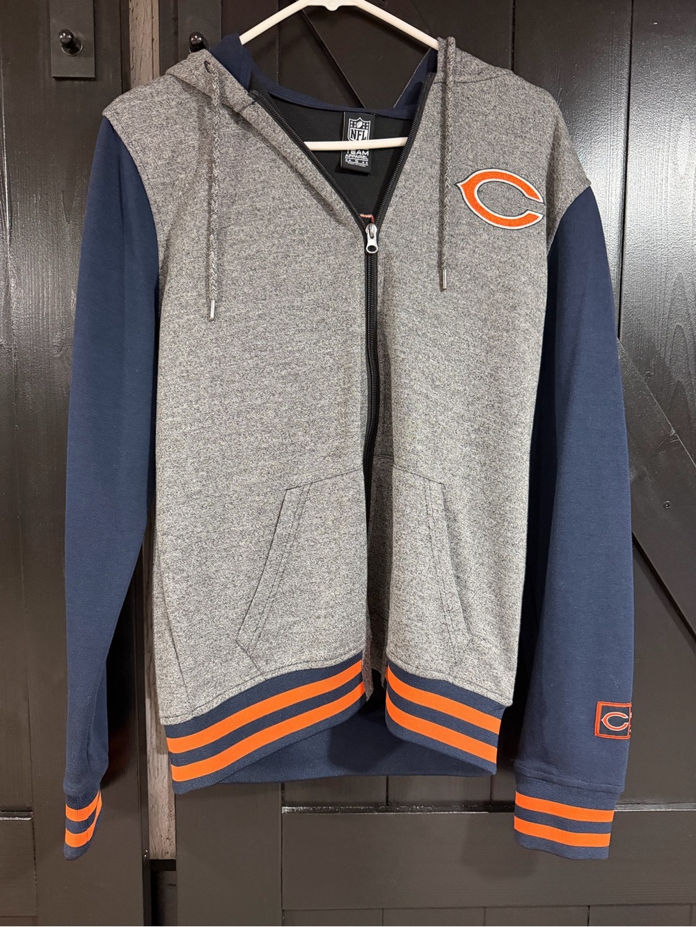 Chicago Bears men’s Gray & Navy Zip Hoodie.